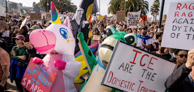 Wie Einh&ouml;rner, Bisch&ouml;fe und Walmart-Kunden gegen Donald Trump protestieren