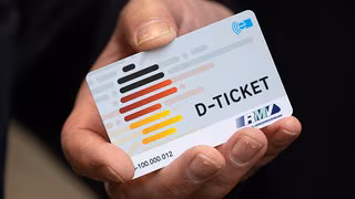 Forderung nach einheitlichem Deutschlandticket mit Foto