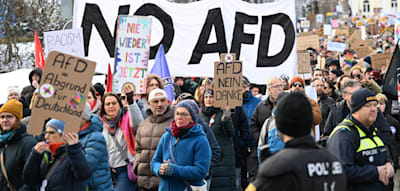 3500 Menschen demonstrieren gegen H&ouml;cke-Auftritt im Allg&auml;u