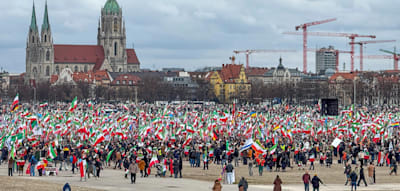 &bdquo;Sie haben gesagt: &sbquo;Wir ermorden dich&lsquo;, wenn ich kein Kopftuch trage&ldquo;, erz&auml;hlt eine Demonstrantin