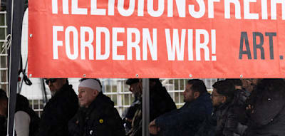 Immer donnerstags und freitags &ndash; Gericht erlaubt Gebets-Proteste gegen Moschee-Schlie&szlig;ung weiter