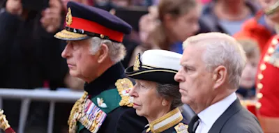 Die Familie verst&ouml;&szlig;t ihr Nesth&auml;kchen &ndash; die Monarchie wird st&auml;rker