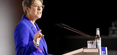 &bdquo;F&uuml;hren uns auf wie in einem Teppich-Basar&ldquo;, kritisiert Kramp-Karrenbauer