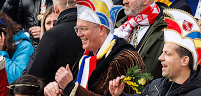 &bdquo;Schmei&szlig;t mal einer was rein!&ldquo;, ruft der Ministerpr&auml;sident aus dem K&auml;fig