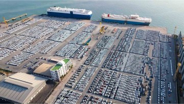 Transport von E-Autos und Batterien: GDV fordert neue Sicherheitsregeln