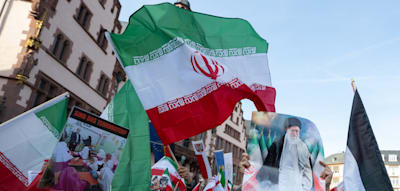 Hunderte protestieren gegen Angriffe auf Iran &ndash; Polizei muss Gegendemonstranten zur&uuml;ckhalten