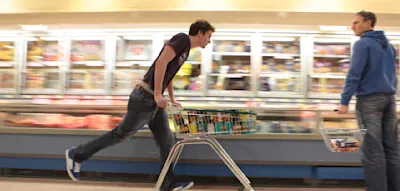 Und die letzten noch lebenden Kassierer? Stellen sich tot!