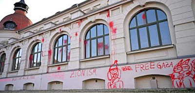 Protest gegen Gespr&auml;chsrunde mit israelischem Ex-Milit&auml;r &ndash; Felsenkeller beschmiert