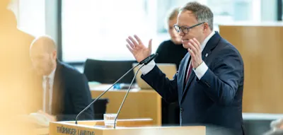 &bdquo;Sie sind ein nationaler Sozialist&ldquo;, schleudert Voigt H&ouml;cke entgegen