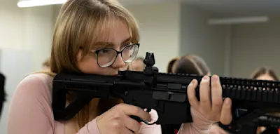 Wo Sch&uuml;ler im Unterricht schie&szlig;en lernen &ndash; ohne Lehrer