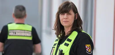 Gegen sieben Uhr morgens klingelt der &bdquo;Vollzugsdienst&ldquo; bei den Arbeitsverweigerern