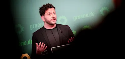 Gr&uuml;nen-Chef fordert Tempolimit auf Zeit und die R&uuml;ckkehr des 9-Euro-Tickets