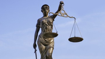 Sturz an der Bust&uuml;r: Kein Schmerzensgeld wegen widerspr&uuml;chlicher Schilderung