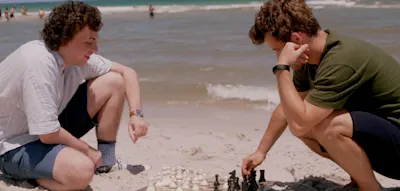 Der Weltmeister geht zum Brett des jungen Deutschen, um dessen Er&ouml;ffnungen zu studieren