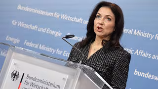 Reiche attackiert SPD im Streit &uuml;ber Entlastungen wegen hoher Spritpreise