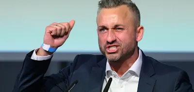 Schulen als &bdquo;Gehirnw&auml;sche&ldquo;, Erinnerungskultur als &bdquo;Schuldkomplex&ldquo;