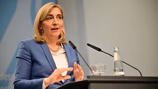 Warken k&uuml;ndigt Sparkurs an &ndash; Beitragsfreie Mitversicherung soll eingeschr&auml;nkt werden