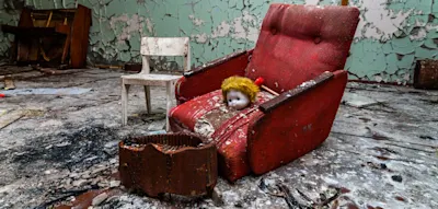 &bdquo;&sbquo;Das ist Tschernobyl&lsquo;, sagt der Gro&szlig;vater und streichelt seinem Enkel &uuml;ber den zweiten Kopf&ldquo;