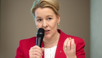 Entlastung "nicht durchgereicht": Giffey glaubt nicht an Wirkung des Tankrabatts