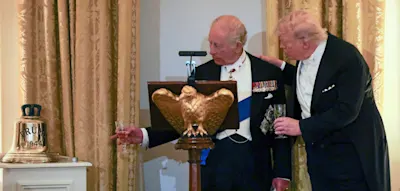 Charles macht Trump ein besonderes Geschenk &ndash;&nbsp;Wei&szlig;es Haus provoziert mit &bdquo;K&ouml;nigs&ldquo;-Post