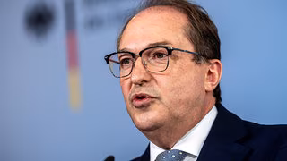 Innenminister Dobrindt verteidigt
