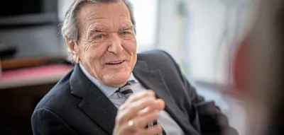 Einige SPD-Politiker offen f&uuml;r Schr&ouml;der als Vermittler &ndash; Roth warnt vor &bdquo;Putins Buddy&ldquo; als Moderator