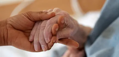 Pflege neben dem Job &ndash; Fast jeder Zweite f&uuml;hlt sich stark belastet
