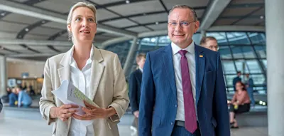AfD liegt in Umfrage erstmals sechs Punkte vor der Union &ndash; Zustimmung zu &bdquo;Brandmauer&ldquo; sinkt
