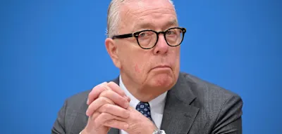 &Auml;rztepr&auml;sident nennt Klingbeils Gesundheitspl&auml;ne einen &bdquo;Affront&ldquo; und h&auml;lt Karenztage f&uuml;r zumutbar