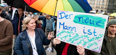 &bdquo;Es reicht nicht mehr aus, kein T&auml;ter zu sein&ldquo; &ndash;&nbsp;Demos prangern am Vatertag Gewalt gegen Frauen an