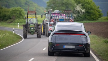 Tesla: Selbstfahrende Autos bringen Sch&uuml;ler und Senioren ans Ziel