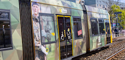 &bdquo;Er ist &auml;u&szlig;erst befremdet&ldquo; &ndash; Kriegsdienstverweigerer muss Bundeswehr-Tram fahren