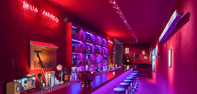 Auch an der Bar ist es f&uuml;nf vor zw&ouml;lf