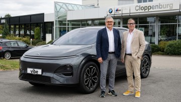 Kooperation mit Vibe Moves You: Cloppenburg &uuml;berbr&uuml;ckt Wartezeiten mit E-Auto-Abo