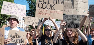 &bdquo;F&uuml;r Selenskyj ist das kritisch&ldquo; &ndash; Proteste gegen Regierungsumbildung in Kiew