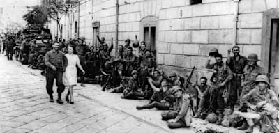 Noch ein Tag Leben, bevor sie gegen die Deutschen in den Krieg m&uuml;ssen