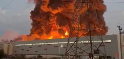Selenskyj postet Video von gewaltigem Brand &ndash; Ukraine zerst&ouml;rt Lager von &bdquo;russischem Amazon&ldquo;
