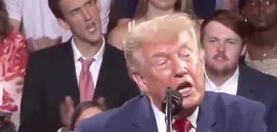 Zuschauer &auml;fft Trump hinter dessen R&uuml;cken nach &ndash; Video geht viral