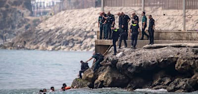 Tausende Migranten &uuml;berwinden Grenzzaun von spanischer Exklave&nbsp;&ndash; Regierung fordert Armee an