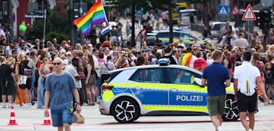 Sicherheitsdienst weist Menschen in Hamburg mit Regenbogen-Flagge ab