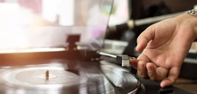 Die Schallplatte ist zur&uuml;ck &ndash; und pl&ouml;tzlich verdient die Musikindustrie wieder Geld
