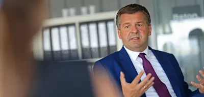 &bdquo;Welche Brandmauer rei&szlig;en Sie eher ein?&ldquo;, will die Moderatorin von Schulze wissen