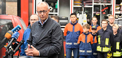 Merz dankt Einsatzkr&auml;ften nach Brand in H&uuml;rtgenwald &ndash;&nbsp;und kassiert Buh-Rufe
