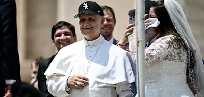 Sneaker, Ozempic, blaues H&auml;kchen &ndash; wie der Papst die Kirche zur Tech-Brand umbaut