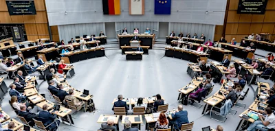 &bdquo;Hilfe, Hilfe, da will einer rein!&ldquo; &ndash; Fl&uuml;chtling st&uuml;rmt an Wachleuten vorbei ins Parlament