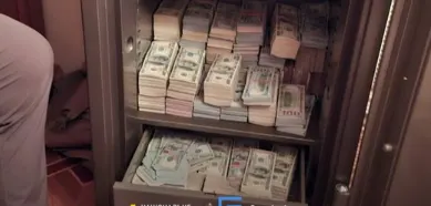 Foto von massenhaft Dollar-B&uuml;ndeln in Safe aufgetaucht &ndash; Korruptionsskandal ersch&uuml;ttert Ukraine
