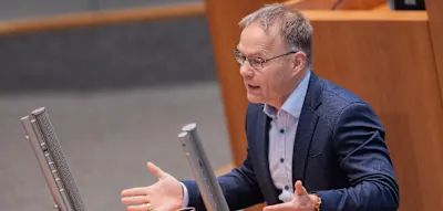 Eklat im NRW-Landtag &ndash; Gr&uuml;nen-Politikerin wirft AfD &bdquo;Rassenlehre in reinster Form&ldquo; vor