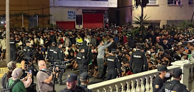 Tumulte in Ceuta &ndash;&nbsp;Polizei muss bei Verlegung von Hunderten Migranten eingreifen