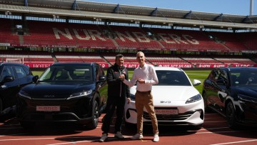 Zehn Neuzug&auml;nge f&uuml;r den 1. FC N&uuml;rnberg: Kummich liefert BYD-Flotte aus
