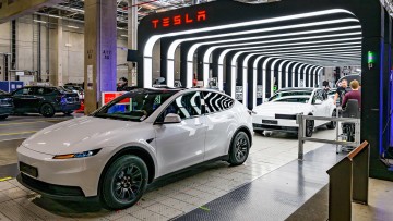 Gr&uuml;nheide zahlt weiter &uuml;bertariflich: Tesla erh&ouml;ht erneut Geh&auml;lter